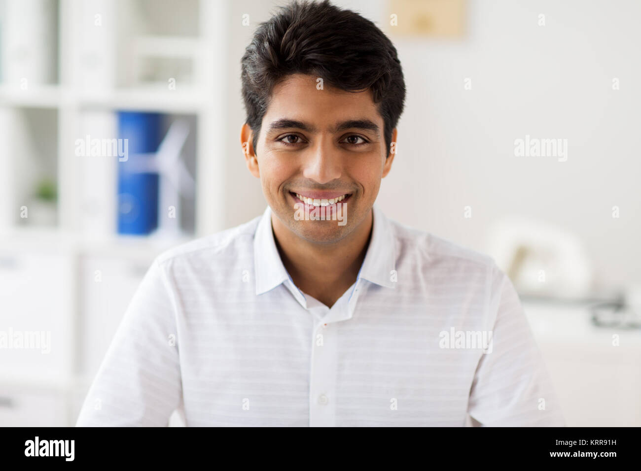 Sorridente commerciante indiano in ufficio Foto Stock