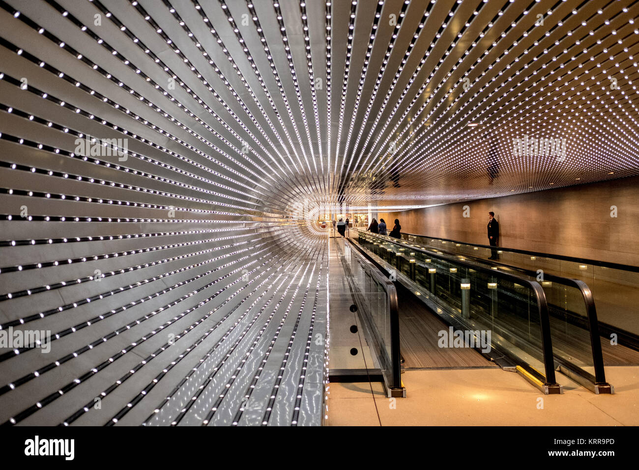 WASHINGTON DC, Stati Uniti — Multiverse di Leo Villareal è un'installazione di luci a LED ipnotizzante presso la National Gallery of Art di Washington DC. La grafica dinamica è composta da 41.000 nodi LED, che creano un'esperienza visiva accattivante che esplora il concetto del multiverso attraverso la luce, il movimento e la tecnologia. Foto Stock