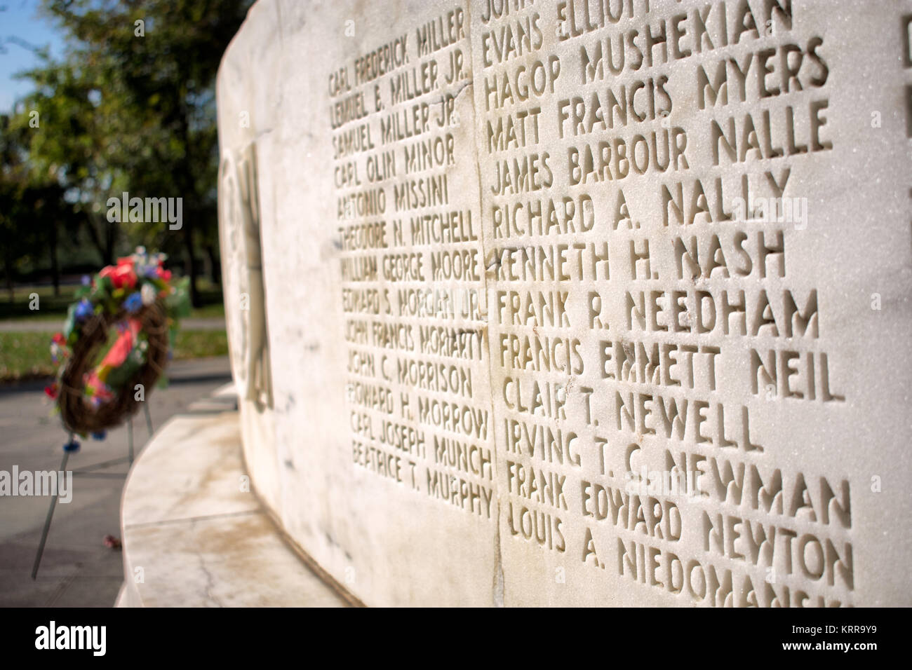 WASHINGTON DC, Stati Uniti — Una corona commemorativa si trova contro il muro dei nomi del District of Columbia War Memorial. La base del memoriale elenca i nomi di 499 residenti di Washington DC morti durante la prima guerra mondiale. La corona serve come tributo ai membri del servizio locale che hanno compiuto l'ultimo sacrificio durante la grande Guerra. Foto Stock