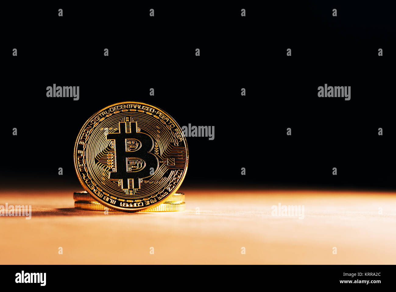 Bitcoin BTC cryptocurrency. BTC medaglia d oro come simbolo di elettronici di denaro virtuale per il web banking e la rete internazionale di pagamento Foto Stock