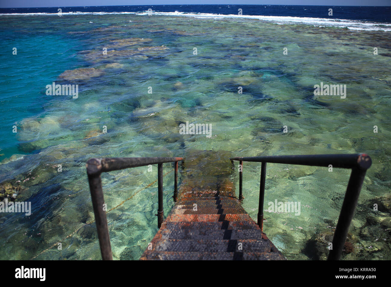 Il Footbridge, strettamente alla barriera corallina di Marsa Alam resort, Egitto Foto Stock