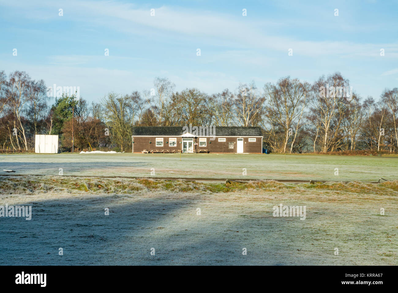 Frosty mattina a Thursley cricket ground in Surrey Foto Stock