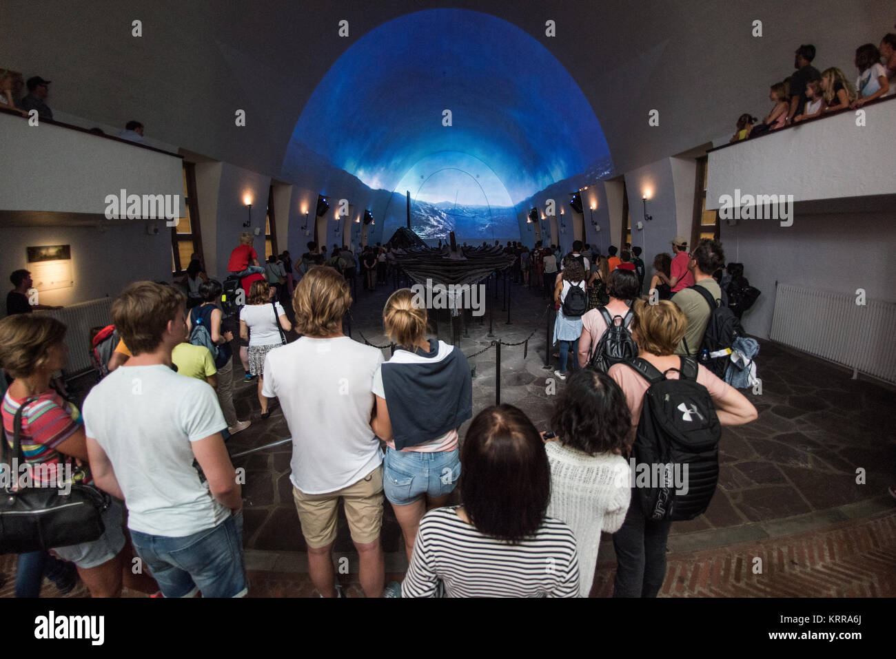 Museo delle navi vichinghe The Vikings Alive Film Oslo Norvegia // OSLO, Norvegia - i visitatori possono sperimentare "The Vikings Alive", un film coinvolgente di cinque minuti che viene girato a intervalli regolari durante gli orari di apertura al Museo delle navi vichinghe. La produzione originale porta il pubblico in un'avventura dell'età vichinga sotto il tetto dell'iconico edificio museale di Arnstein Arneberg, che ospita le navi vichinghe meglio conservate al mondo. La presentazione completa le esposizioni delle navi Oseberg, Gokstad, Tune e Borre, tutte originariamente in grado di navigare prima della conversione in navi funerarie. Il museo espone manufatti unici Foto Stock