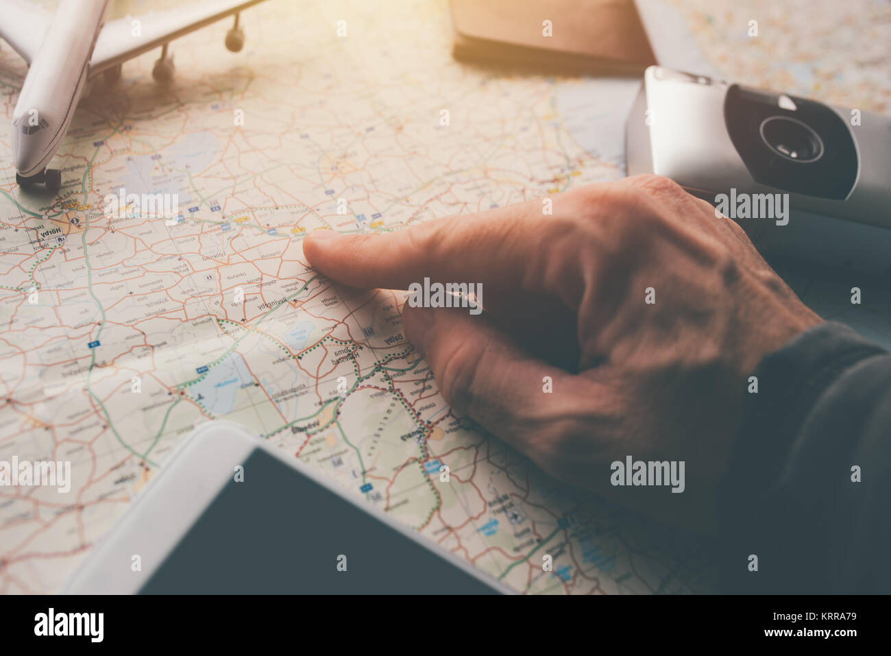 Pianificare la vostra prossima vacanza ferie viaggio in Svezia. Vari accessori da viaggio sul tavolo sopra la mappa svedese. Foto Stock