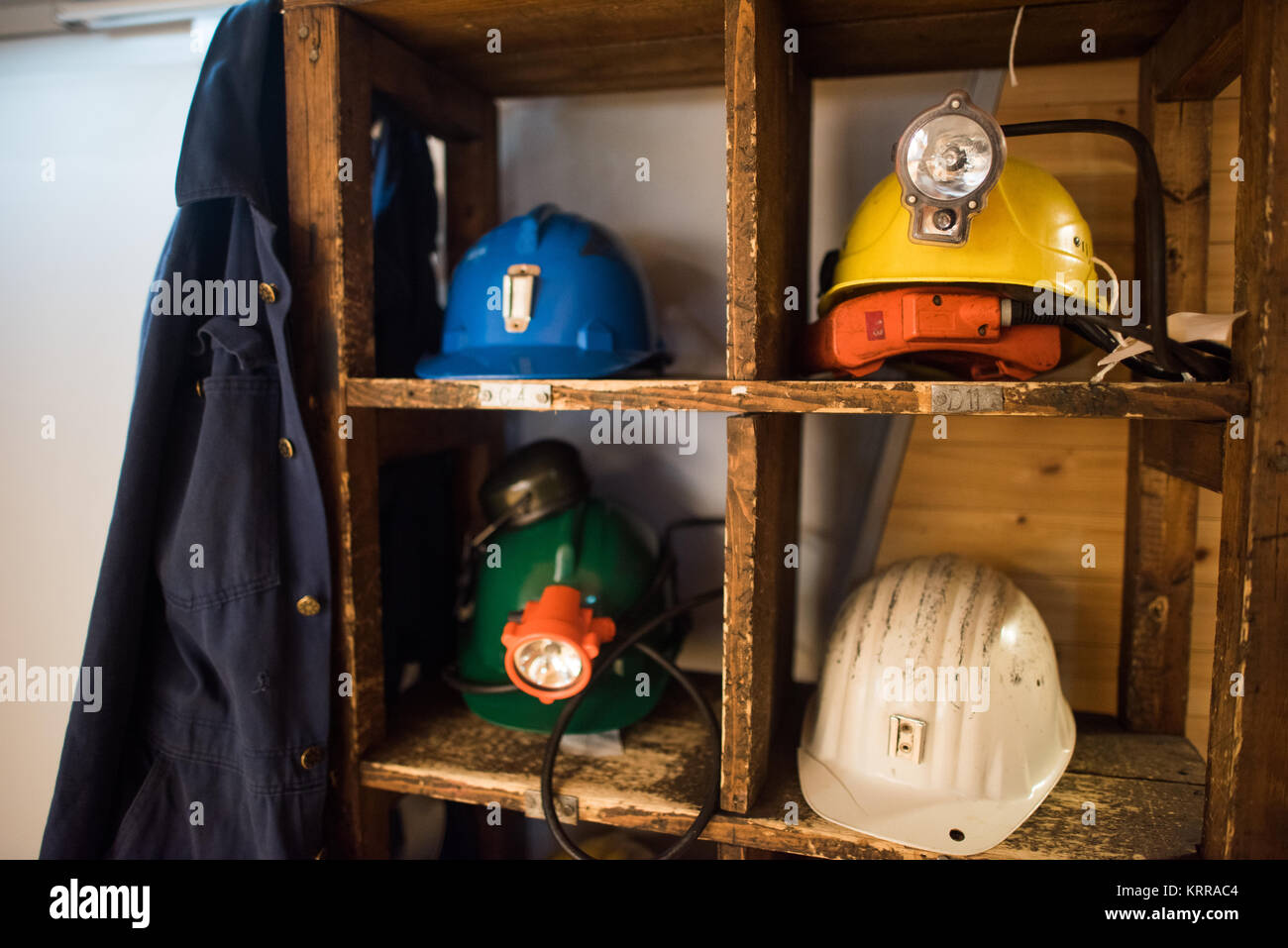 LONGYEARBYEN, Svalbard - la mostra Geology and Mining al Museo delle Svalbard presenta una cronologia geologica, fossili e minerali accanto a una bassa stoppia ricostruita dove i visitatori possono sperimentare le condizioni minerarie precedenti agli anni '1970 quando i lavoratori posero il taglio e la raschiatura del carbone a mano. L'esposizione documenta come lo sfruttamento del carbone iniziò con la prima estrazione mineraria durante tutto l'anno a Advent City nel 1905-1906, seguita dalla fondazione dell'American Arctic Coal Company nel 1906 di Longyear City, dal nome del principale azionista John Munro Longyear. Tra il 1898 e il 1920, più di 100 richieste sono state registrate in archipel Foto Stock