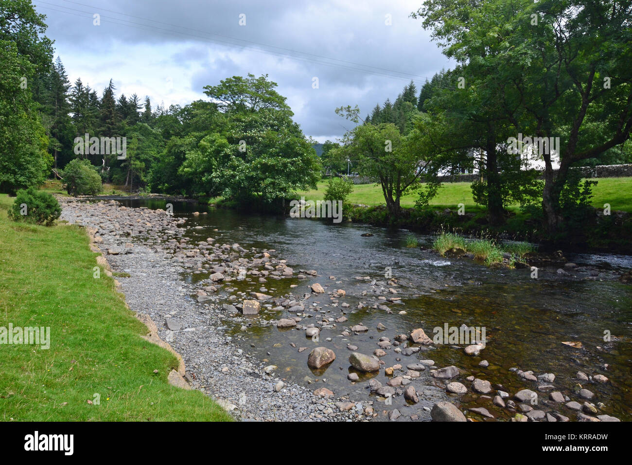 Vista del fiume Conwy a Betws-y-Coed, Conwy Valley, Snowdonia, Galles, Regno Unito Foto Stock