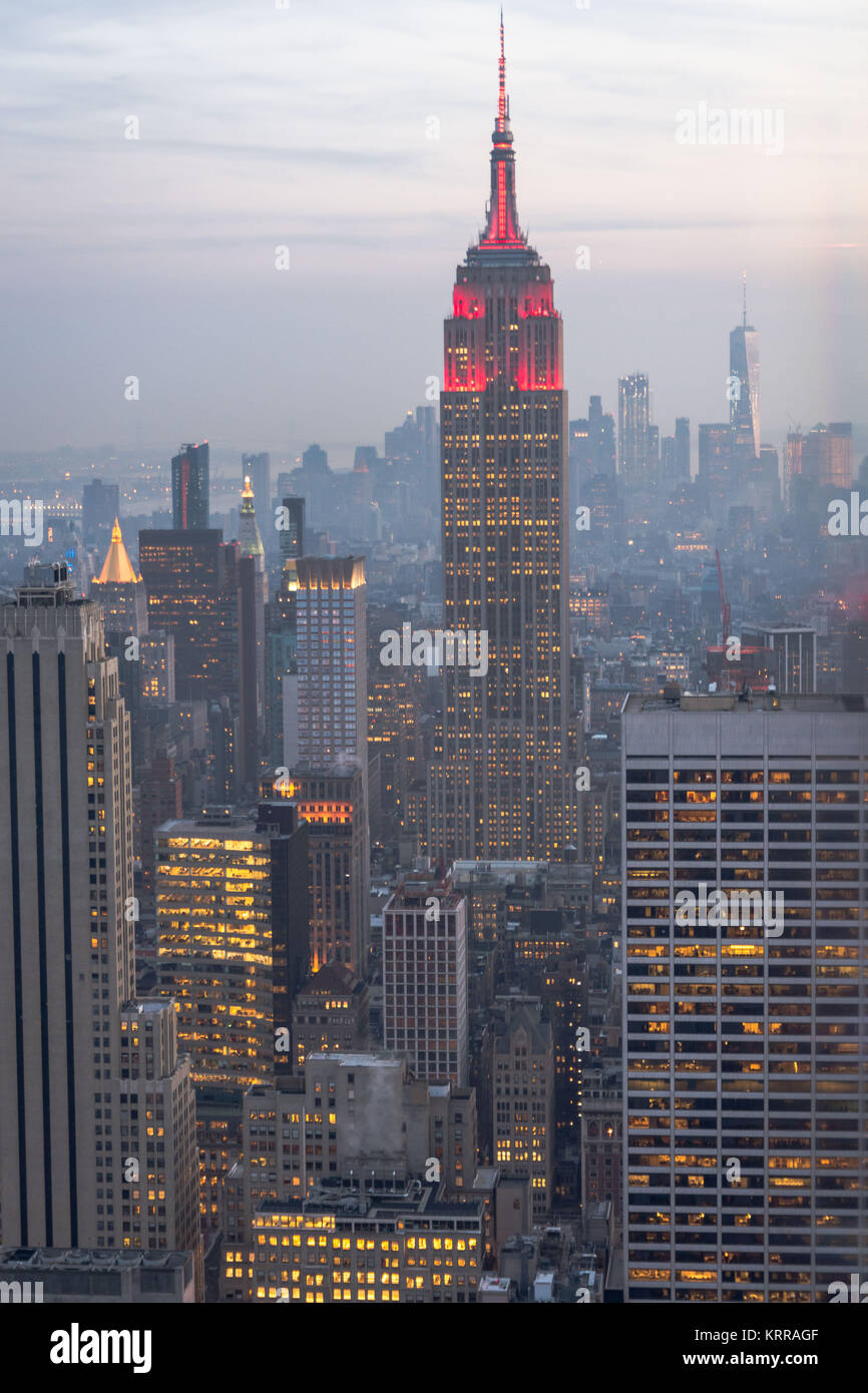 SKYLINE DI NEW YORK vista dalla sommità della roccia tramonto belle luci di colori Foto Stock