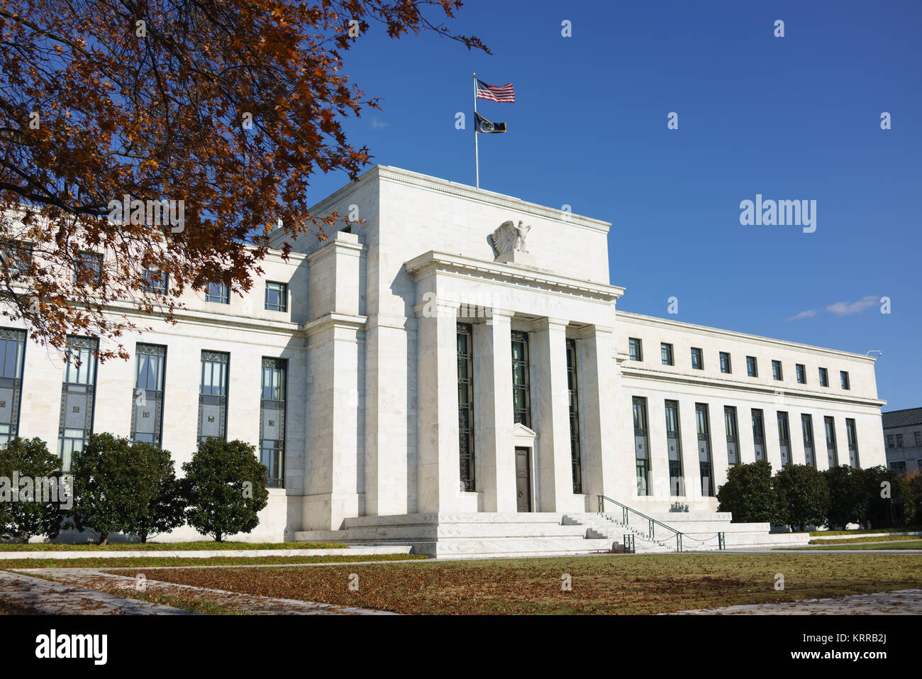 Federal Reserve Building Main Entrance Washington DC // The main entrance of the General Board of the Federal Reserve building on Constitution Avenue in central Washington DC. The Federal Reserve, or the Fed, is the central bank of the United States Government. Foto Stock