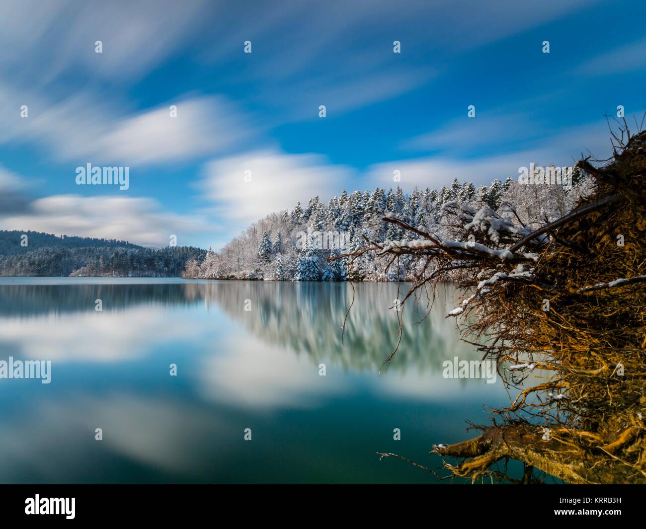 Il lago di serenità e di riflessione lunga esposizione Foto Stock