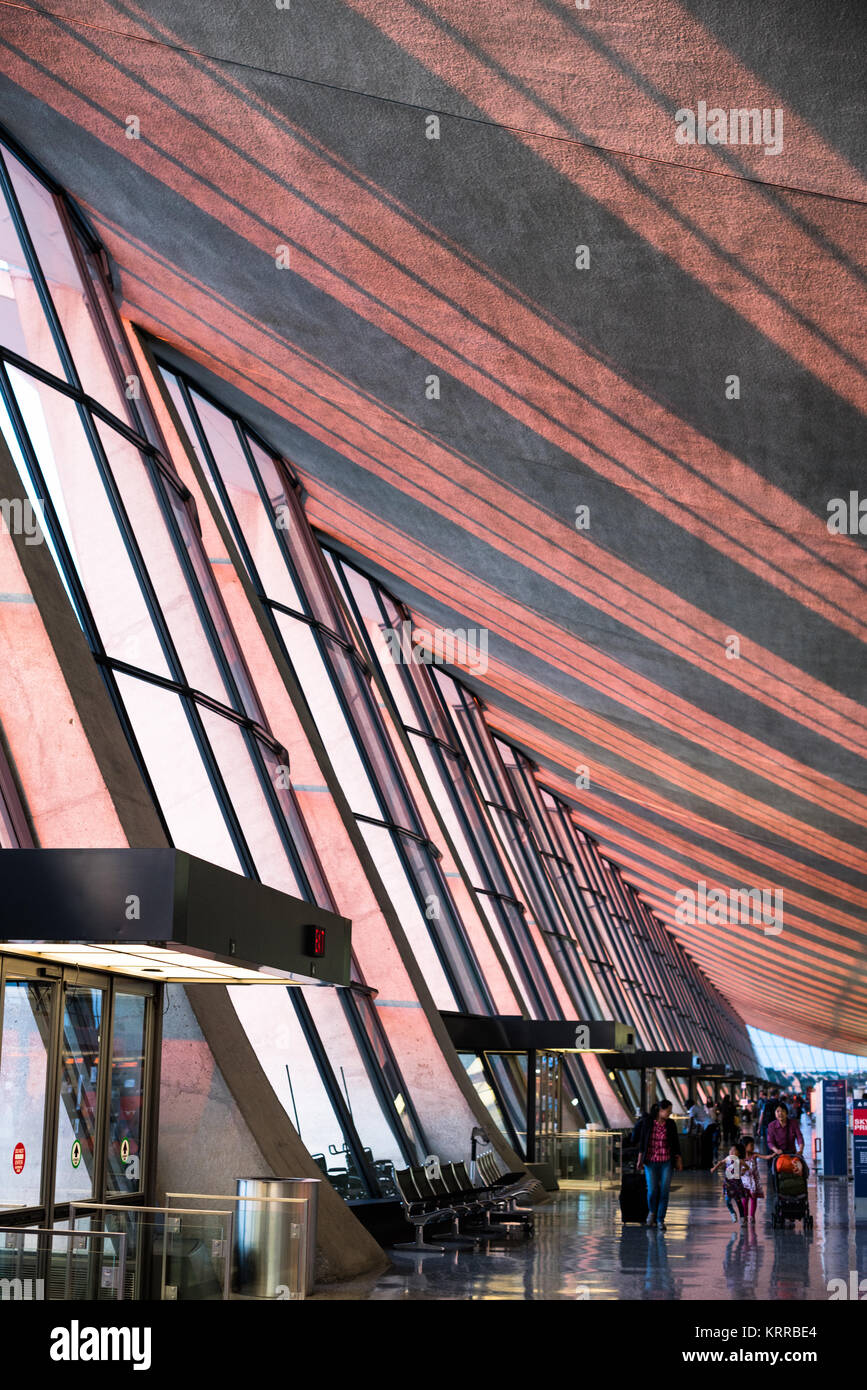 DULLES, Virginia - Il tardo pomeriggio i flussi attraverso le grandi finestre di vetro sul soffitto dell'edificio originale, conformato ad ala, dall'Aeroporto Internazionale Dulles a Chantilly, Virginia. Aperto nel 1962, Dulles Airport è uno dei tre grandi aeroporti che servono la Washington DC REGIONE. Foto Stock