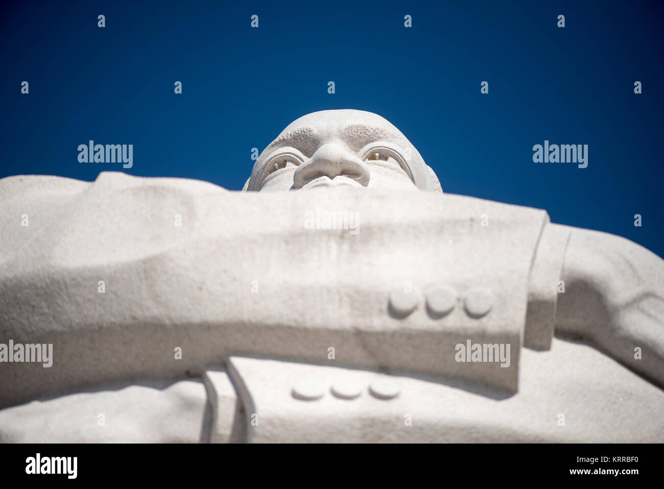 WASHINGTON, DC - guardando verso l'alto da sotto la statua di Martin Luther King Jr che è parte della pietra di speranza nel cuore del MLK Memorial a Washington DC. La statua fu scolpita da scultore cinese Lei Yixin. Foto Stock
