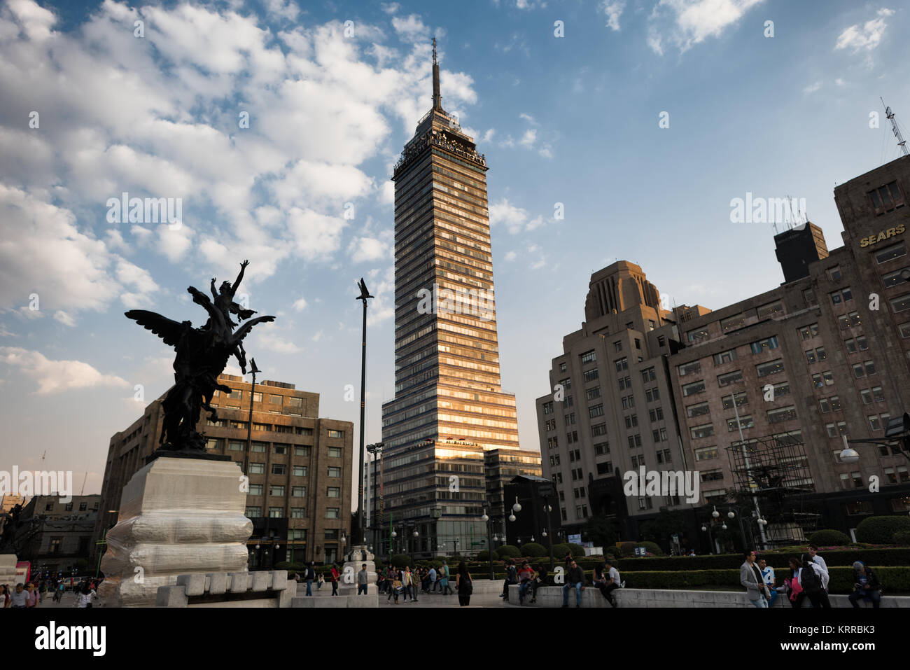 Torre Latinoamericana visto dalla piazza di fronte al Palacio de Bellas Artes. Il grattacielo sovrasta il Centro Historico del distretto di Città del Messico ed è uno dei principali della zona punti di riferimento. È stato il primo grande grattacielo costruito sull'area nota per elevata attività sismica. Foto Stock