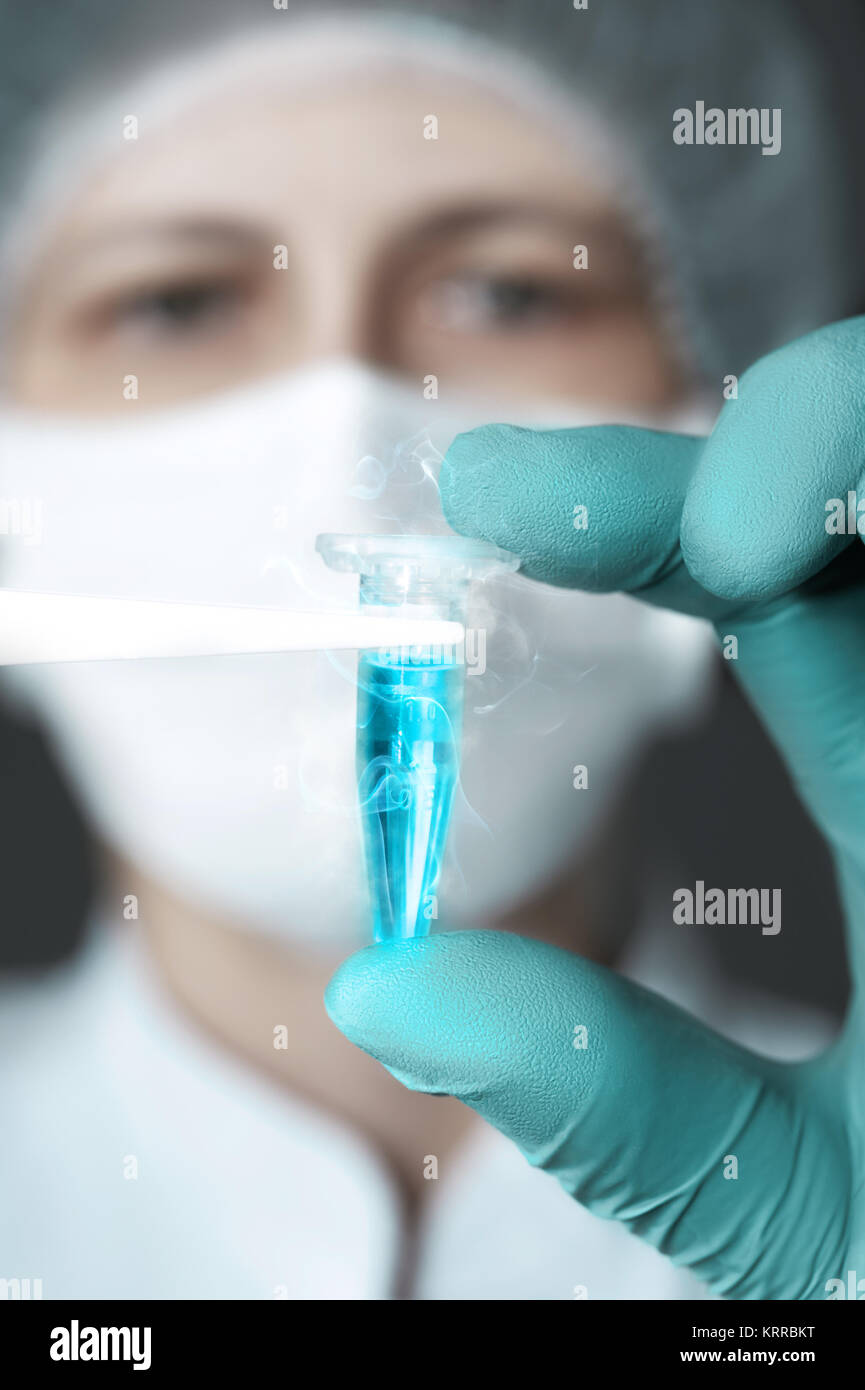 Scienziato o tech detiene il liquido campione biologico in mani con guanti Foto Stock