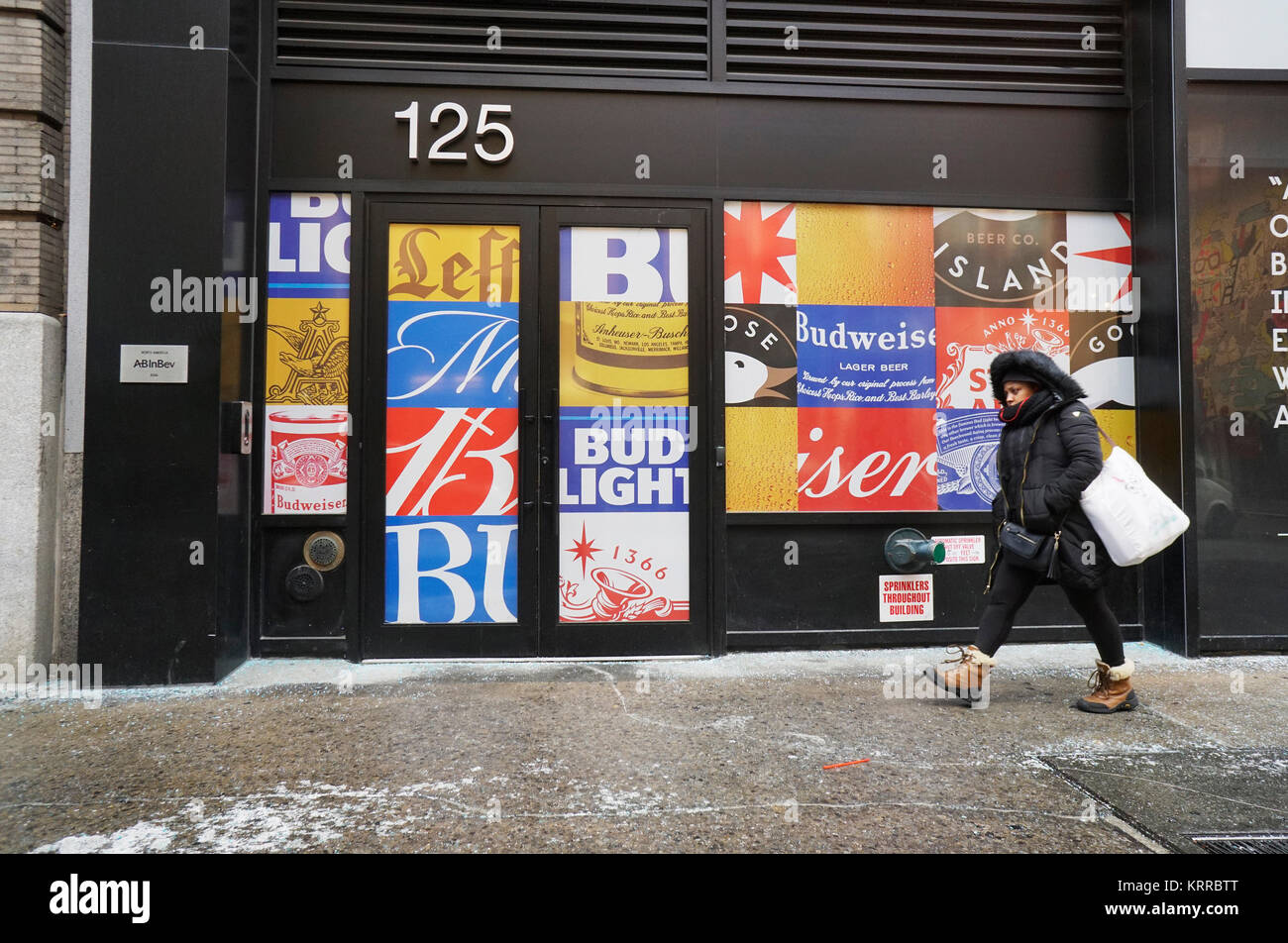 Un collage murale decora l'ingresso per la Anheuser-Busch strategia commerciale ufficio nel quartiere di Chelsea di New York il giovedì 14 dicembre, 2017. (© Richard B. Levine) Foto Stock