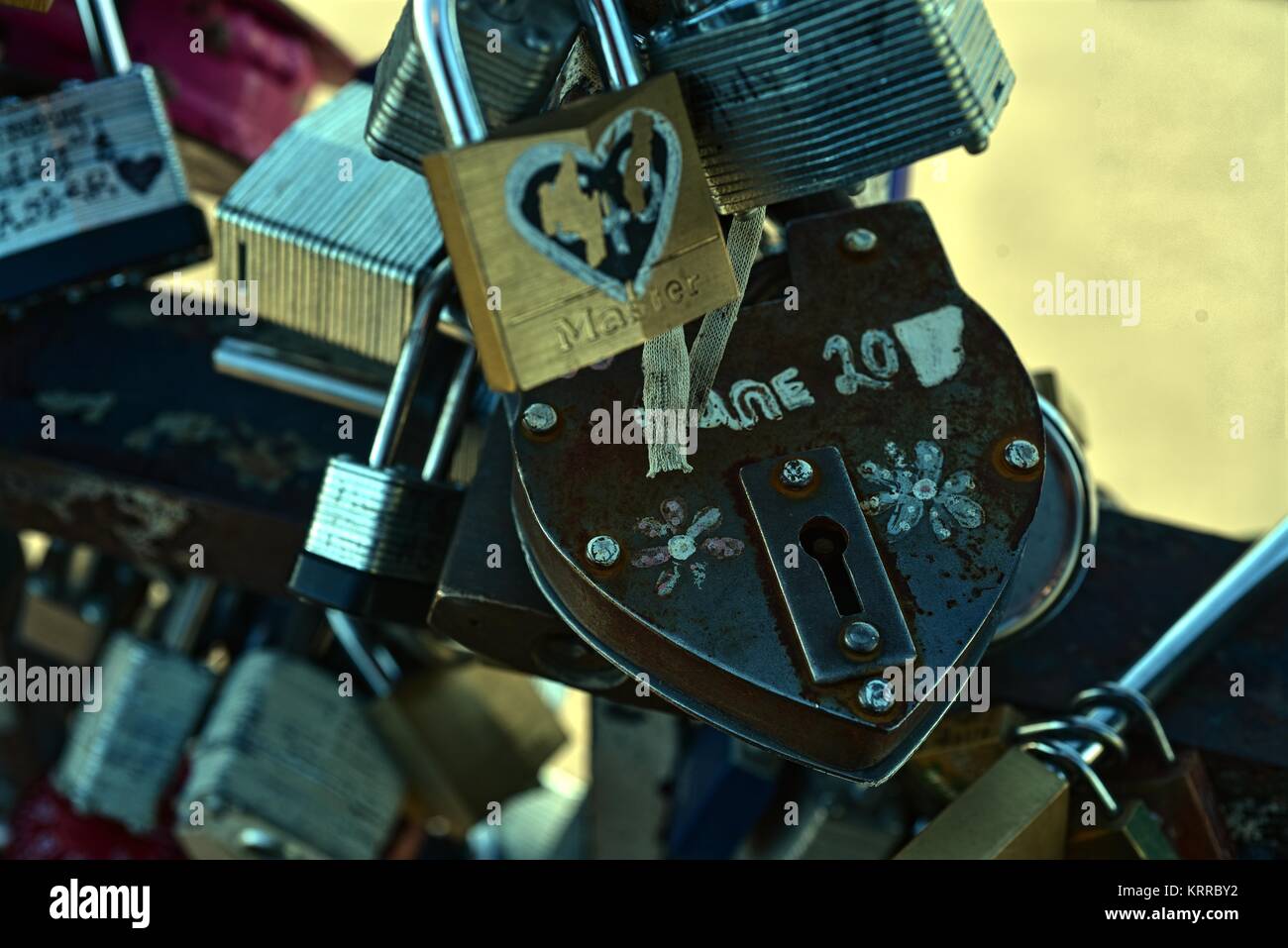 Serrature amore inscritta lucchetti bloccato a ponte Foto Stock