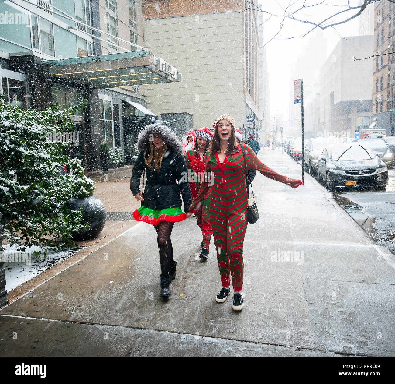 Un pacco di elfi in SantaCon nel quartiere di Chelsea di New York sabato 9 dicembre, 2017. SantaCon, principalmente un pub crawl a Santa e altro Natale costumi correlati, attrae migliaia di masqueraders andando da bar a bar. (© Richard B. Levine) Foto Stock