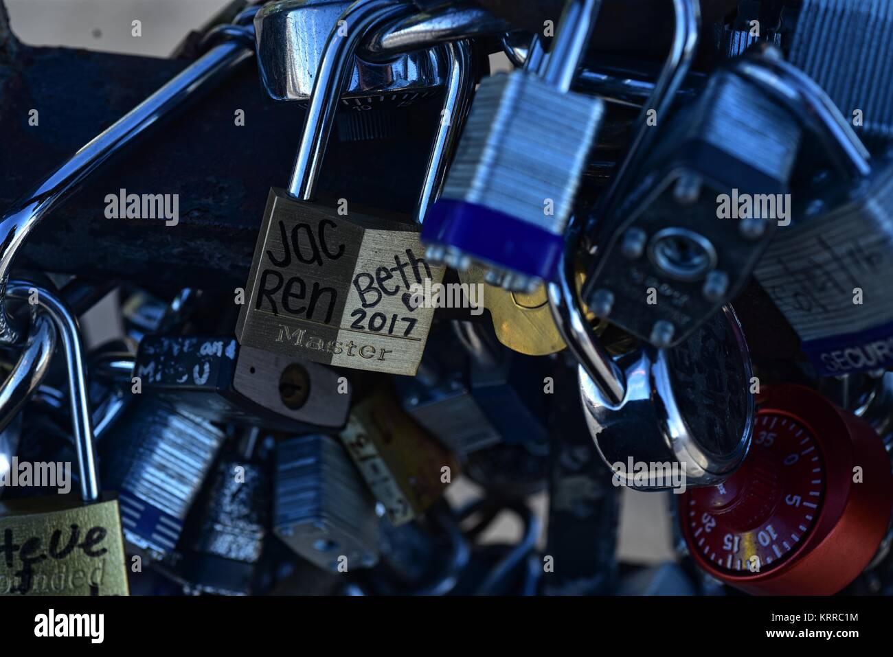 Serrature amore inscritta lucchetti bloccato a ponte Foto Stock