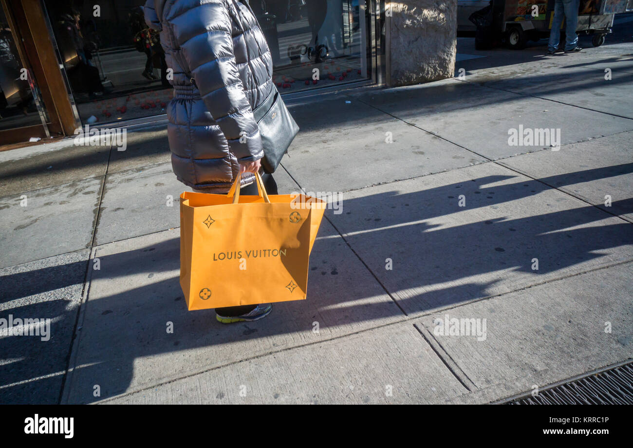 Una shopper con il suo Louis Vuitton acquisto sulla Fifth Avenue nel centro di Manhattan a New York domenica 10 dicembre, 2017. Solo 14 più giornate di shopping fino a Natale. (© Richard B. Levine) Foto Stock