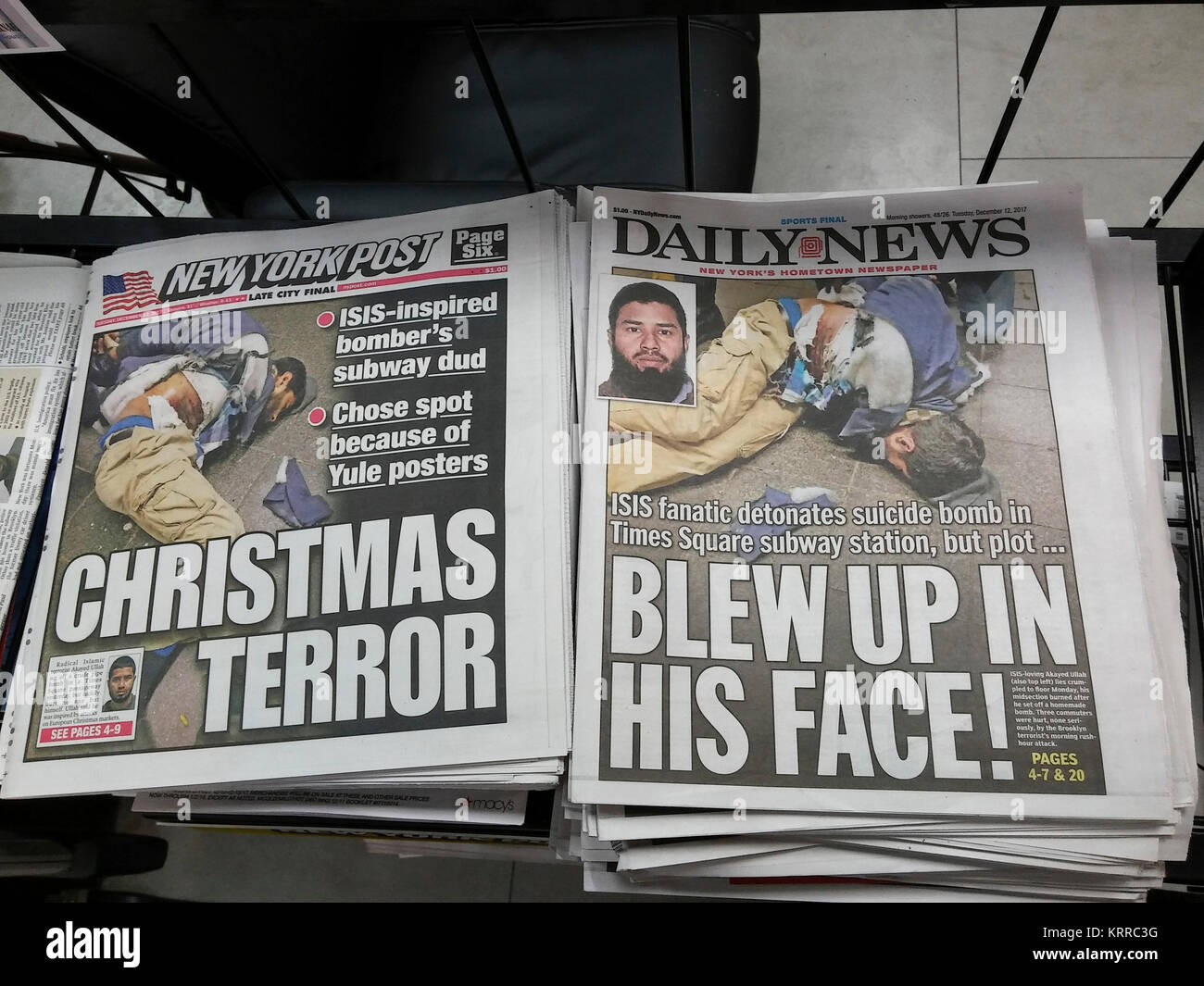 New York quotidiani su Martedì, 12 dicembre 2017 un rapporto sul giorno precedente dell'attacco terroristico a New York da Akayed Ullah che presumibilmente impostato su off improvvisato esplosivo in un tunnel di collegamento in Times Square stazione della metropolitana il ferimento di se stesso. (© Richard B. Levine) Foto Stock