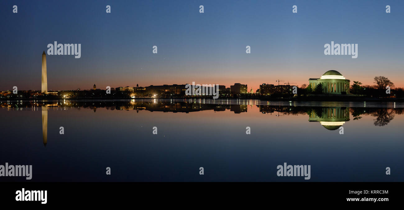 Washington Monument Jefferson Memorial si riflette nel bacino di marea di Washington DC // Un panorama dello skyline di Washington DC che include il Jefferson Memorial e il Washington Monument come si riflette sulle acque tranquille del bacino di marea prima dell'alba. Foto Stock