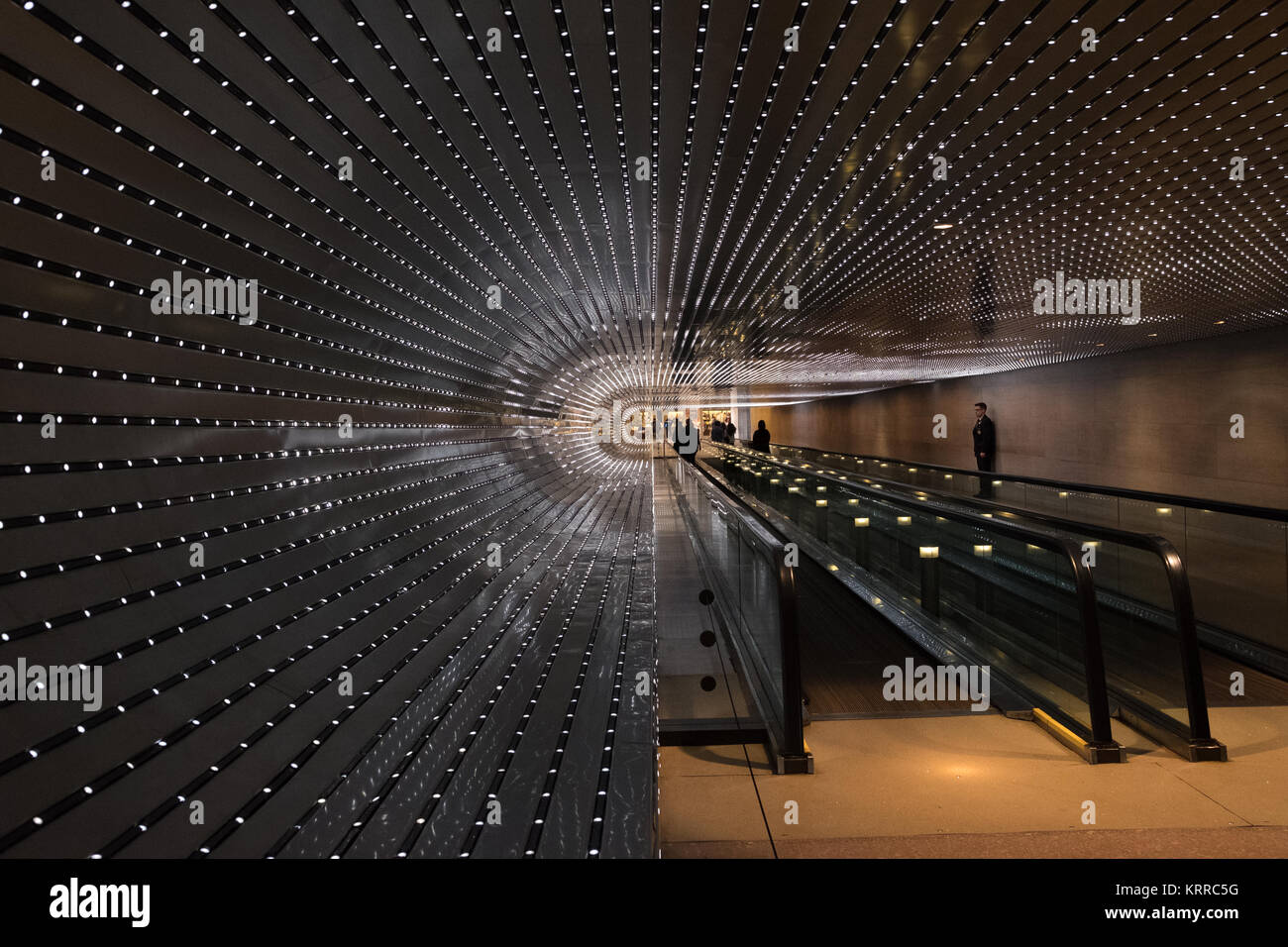 WASHINGTON DC, Stati Uniti — Multiverse di Leo Villareal è un'installazione di luci a LED ipnotizzante presso la National Gallery of Art di Washington DC. La grafica dinamica è composta da 41.000 nodi LED, che creano un'esperienza visiva accattivante che esplora il concetto del multiverso attraverso la luce, il movimento e la tecnologia. Foto Stock