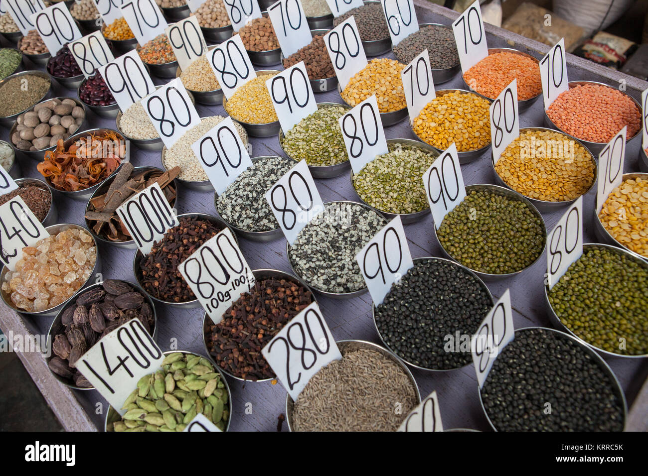 Visualizzazione di lenticchie, legumi, noci e spezie nel mercato delle spezie nella città vecchia di Delhi, India Foto Stock