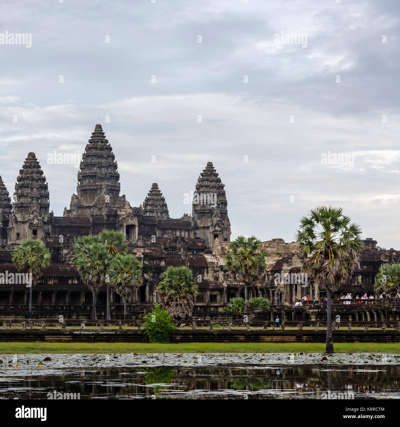 Architettura Khmer: vista dell'iconico torri a Angkor Wat, un tempio complesso vicino a Siem Reap in Cambogia, il più grande monumento religioso nel mondo Foto Stock