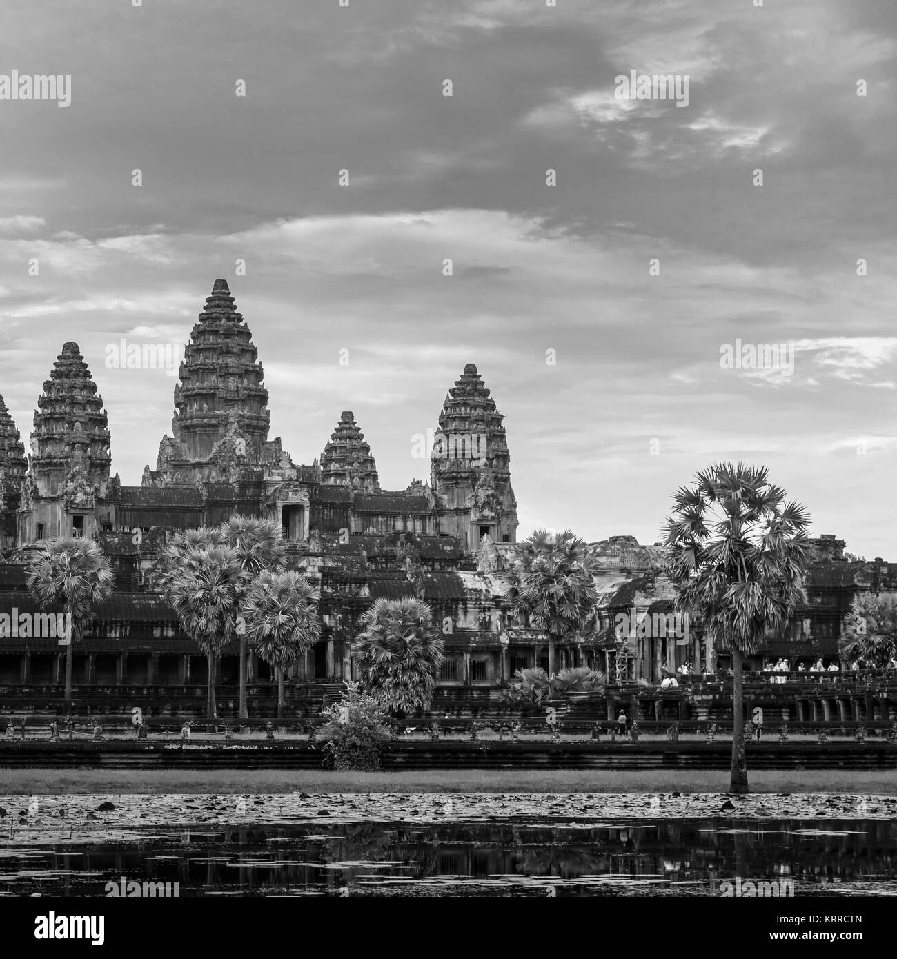 Vista delle rinomate torri a Angkor Wat, un tempio complesso vicino a Siem Reap in Cambogia e il più grande monumento religioso del mondo in bianco e nero Foto Stock
