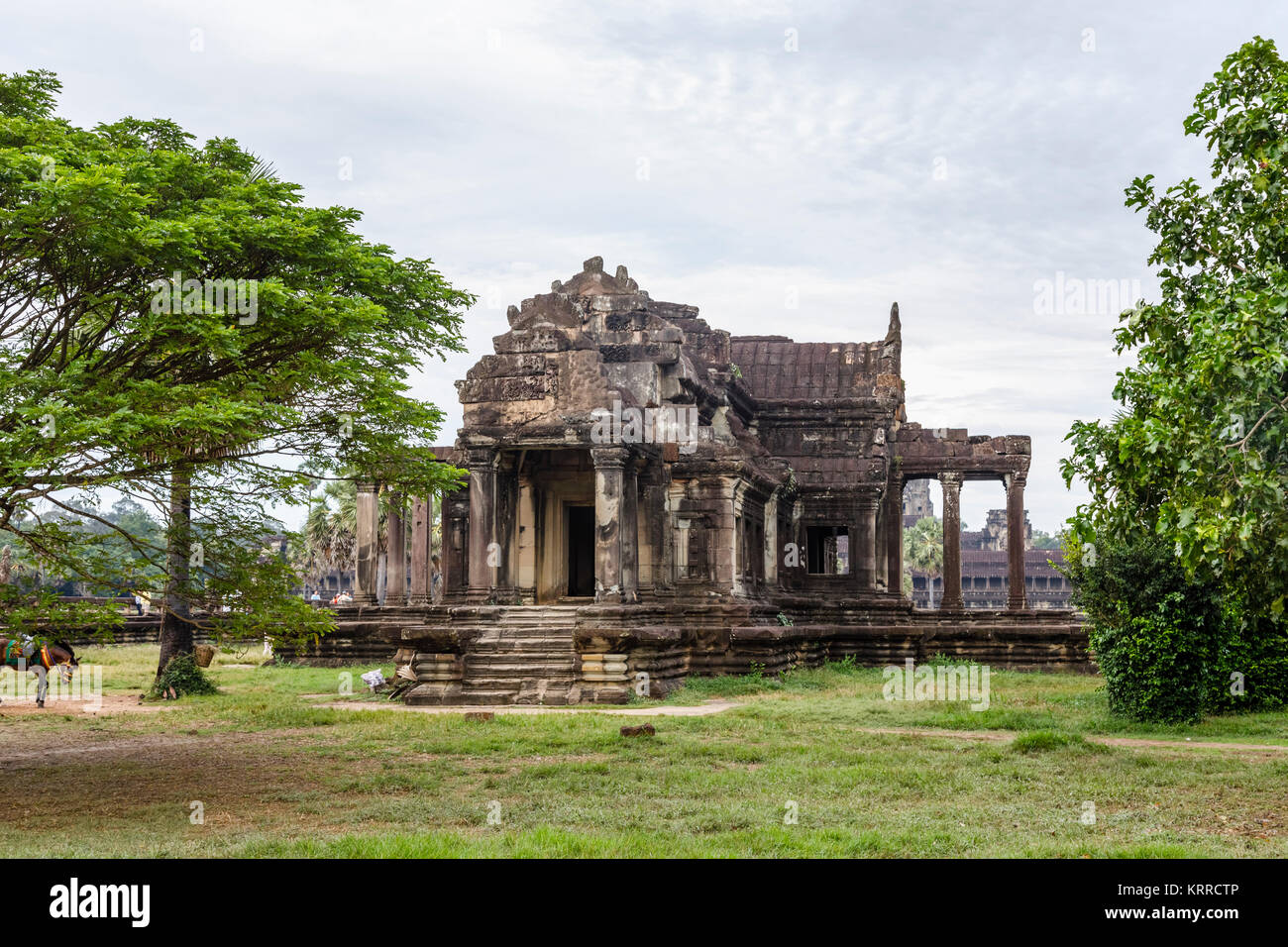 Sud fatiscente edificio della Biblioteca in vista i motivi di Angkor Wat, un tempio complesso, Siem Reap, Cambogia, il più grande del mondo monumento religioso Foto Stock