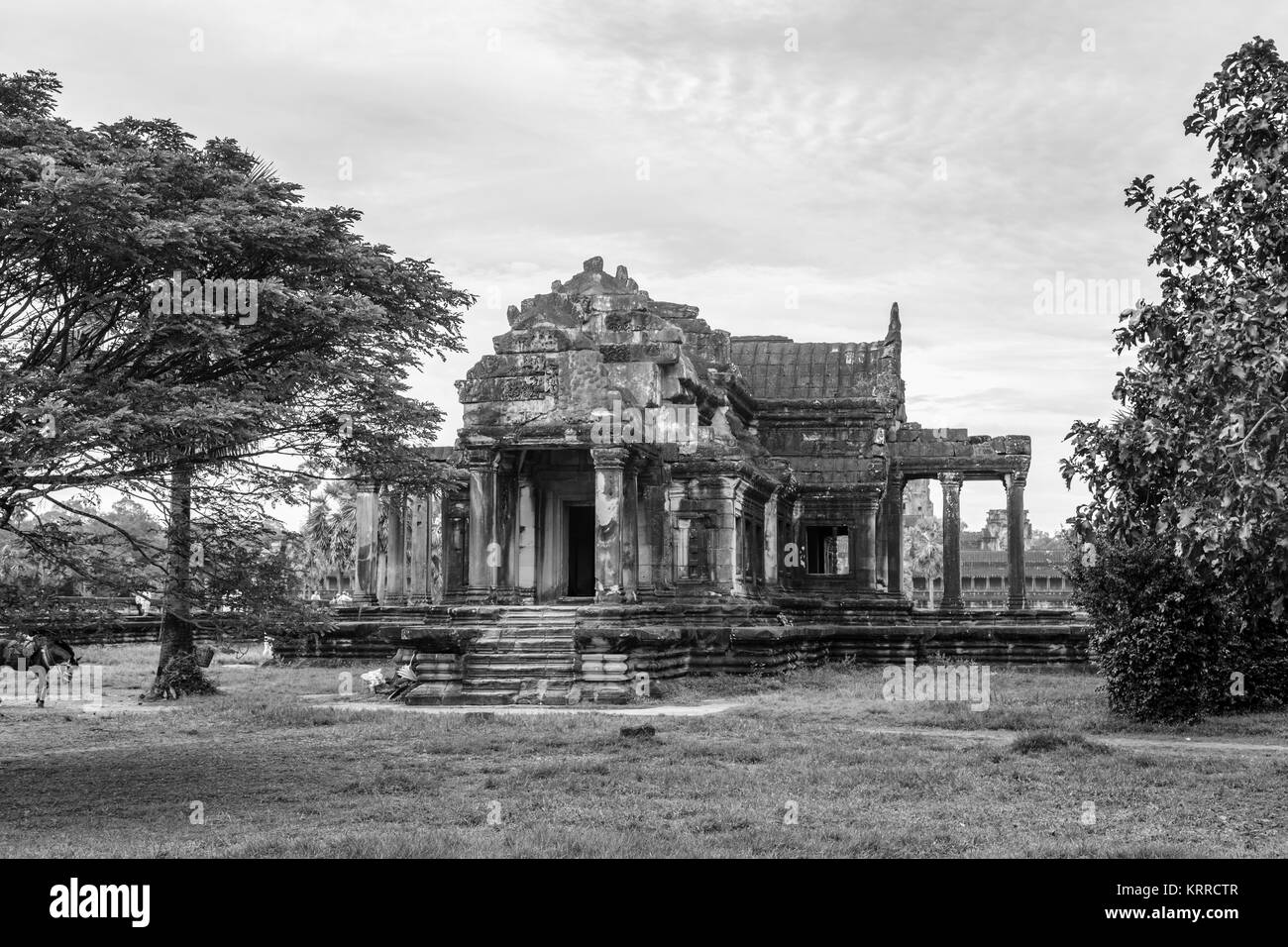 Sud fatiscente edificio della Biblioteca del parco di Angkor Wat, un tempio complesso vicino a Siem Reap in Cambogia, il più grande del mondo monumento religioso Foto Stock