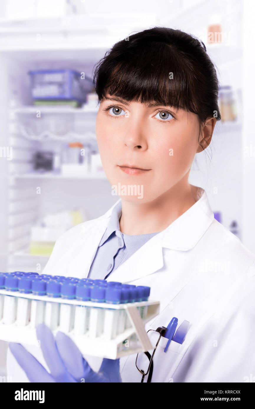 Grave clinitian, infermiere o assistente tecnico prende i campioni al di fuori del frigo Foto Stock