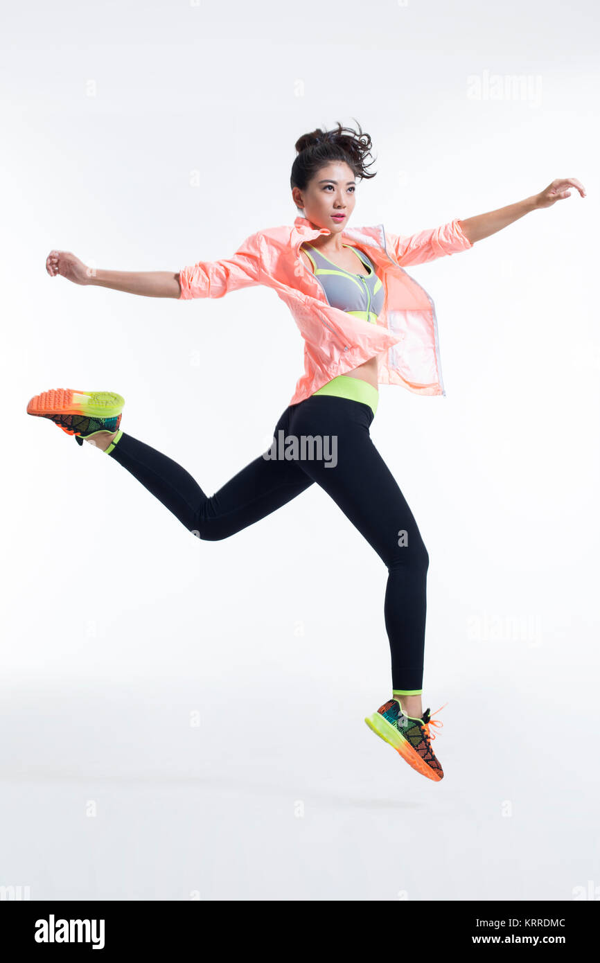 Giovane atleta femminile jumping Foto Stock