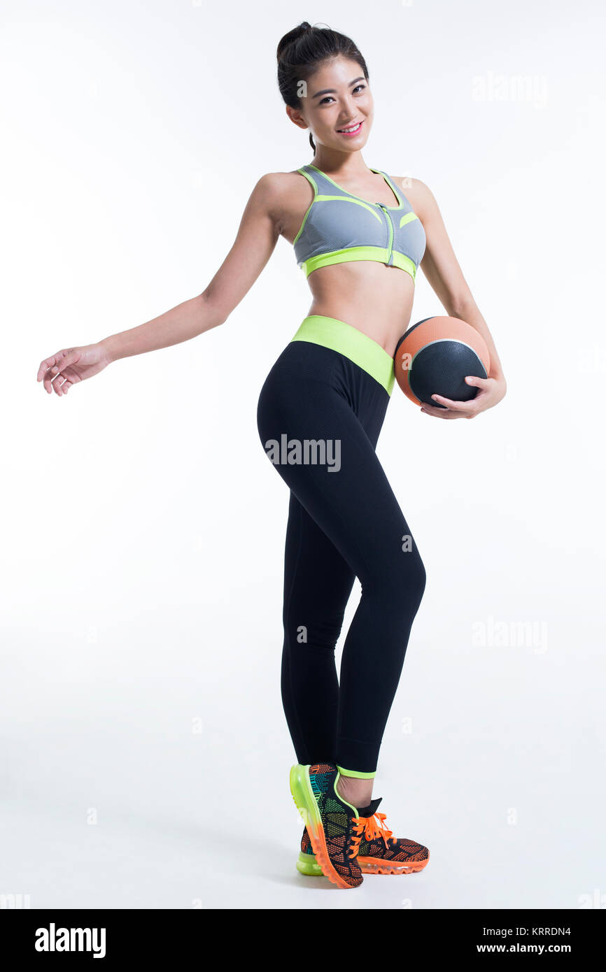 Giovane atleta femminile tenendo un pallavolo Foto Stock