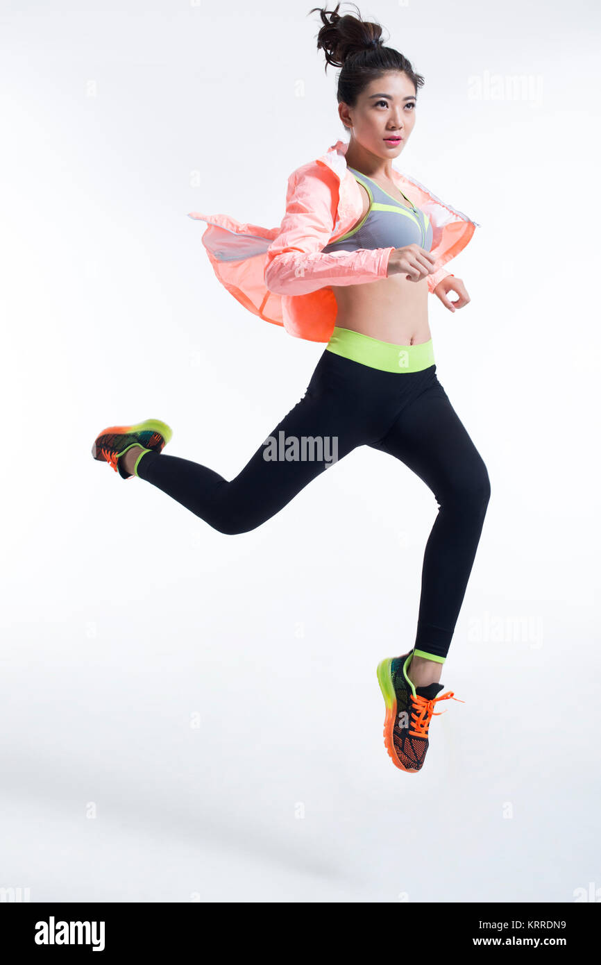 Giovane atleta femminile jumping Foto Stock
