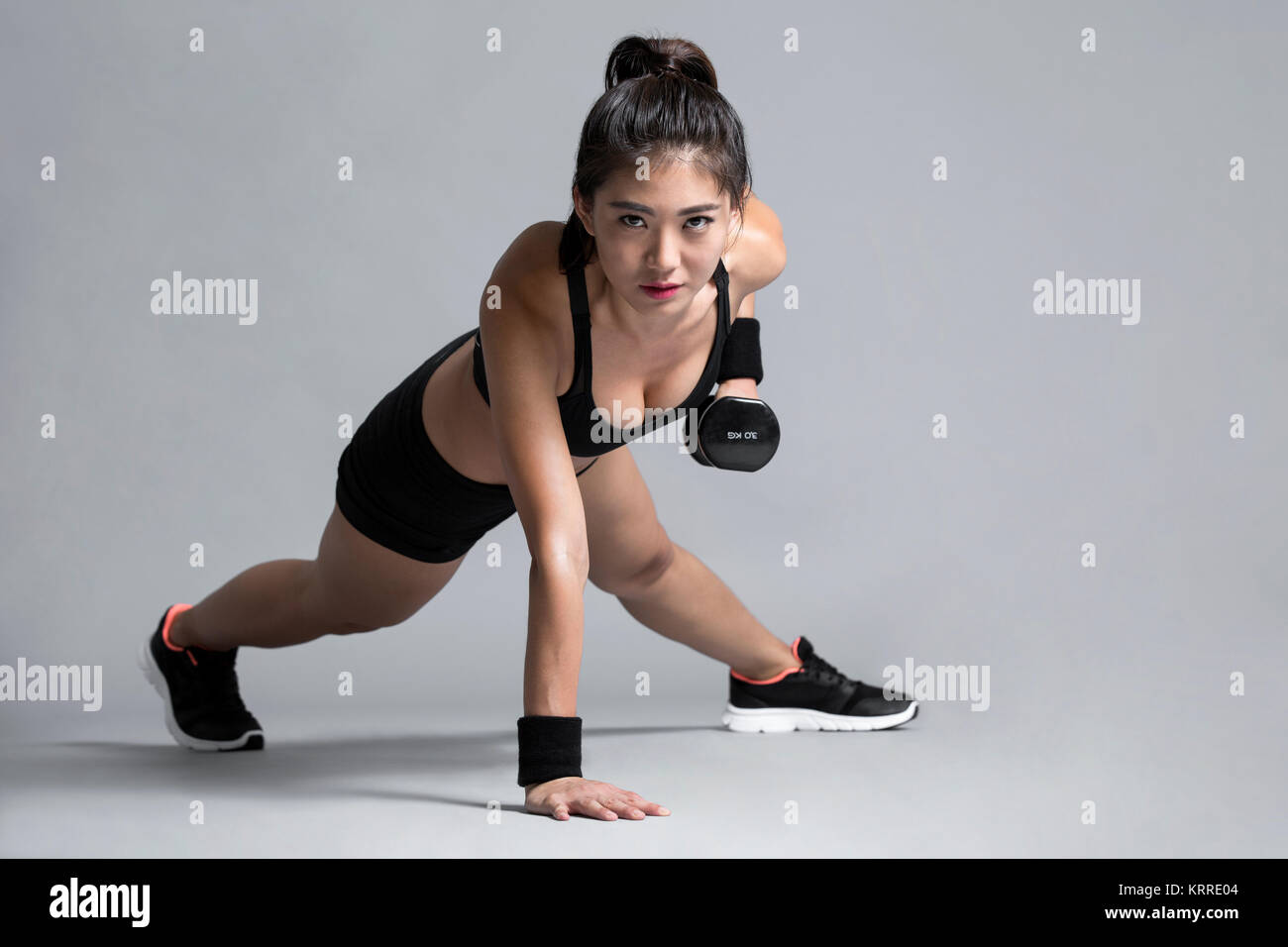 Giovane atleta femminile esercizio Foto Stock