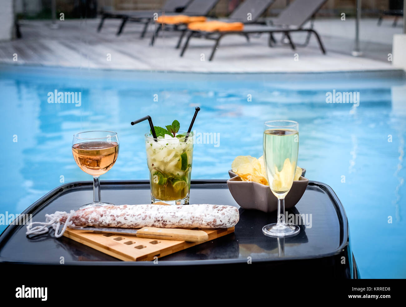 Cocktail e prosciutto dalla piscina Foto Stock