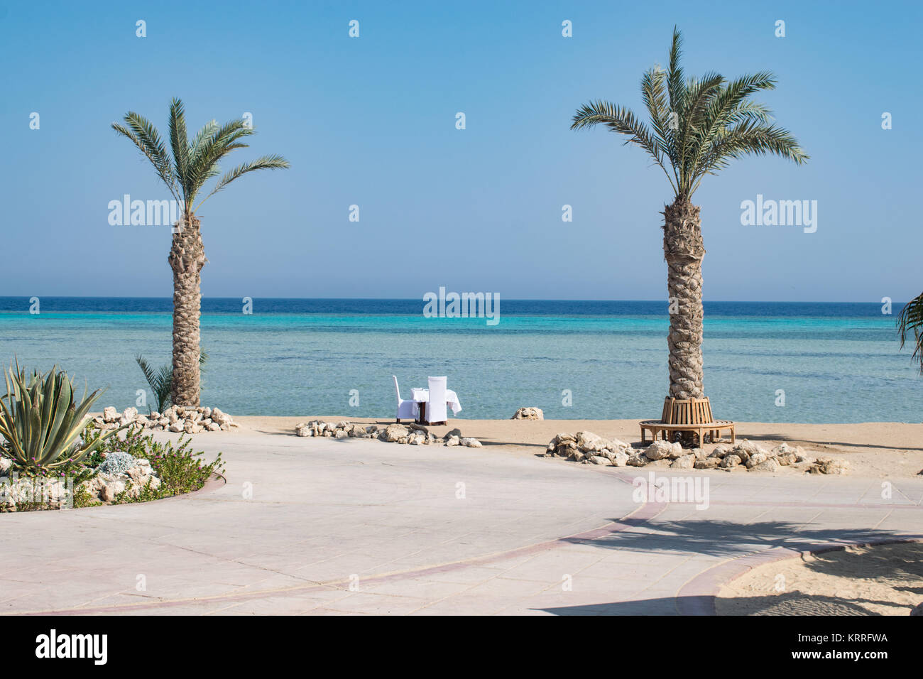 Romantico tavolo da pranzo a Somabay Breakers hotel beach, Soma Bay, Hurghada, Safaga, Egyot. Foto Stock
