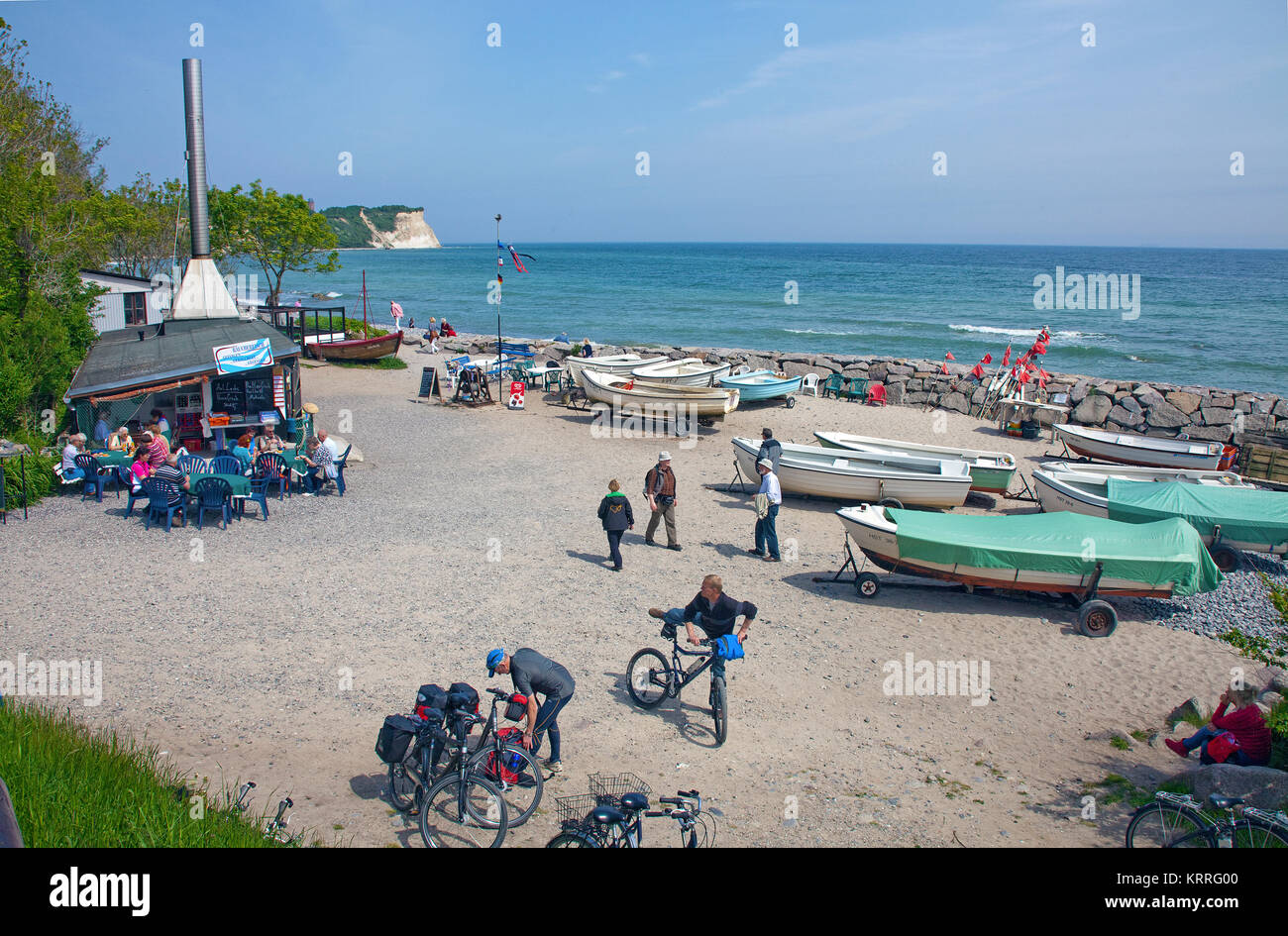 Persone presso la spiaggia del villaggio Vitt, pesce spuntini al pesce casa di fumo, Cape Arkona, Capo Nord, Ruegen isola, Mar Baltico, Germania Foto Stock