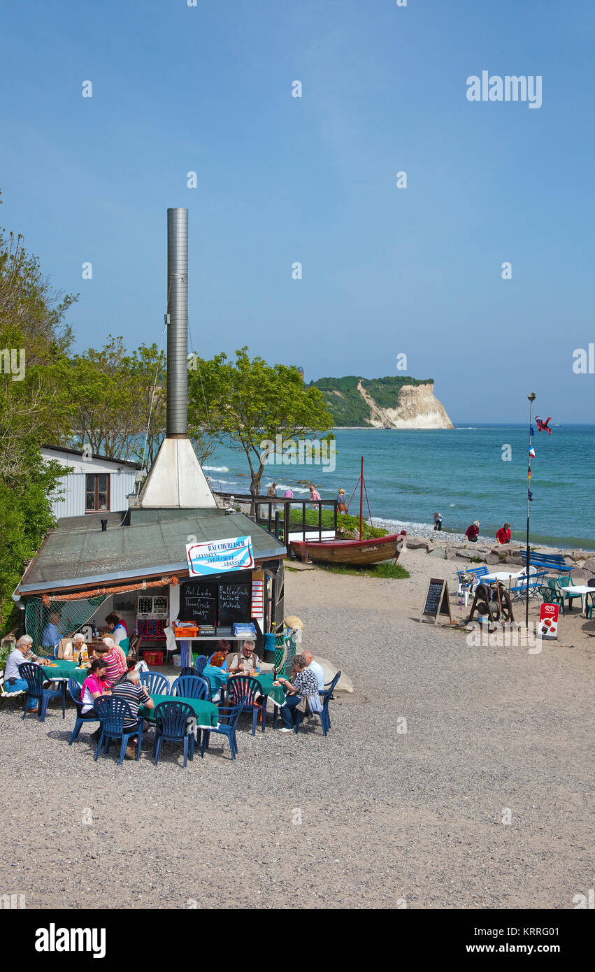 Persone presso la spiaggia del villaggio Vitt, pesce spuntini al pesce casa di fumo, Cape Arkona, Capo Nord, Ruegen isola, Mar Baltico, Germania Foto Stock