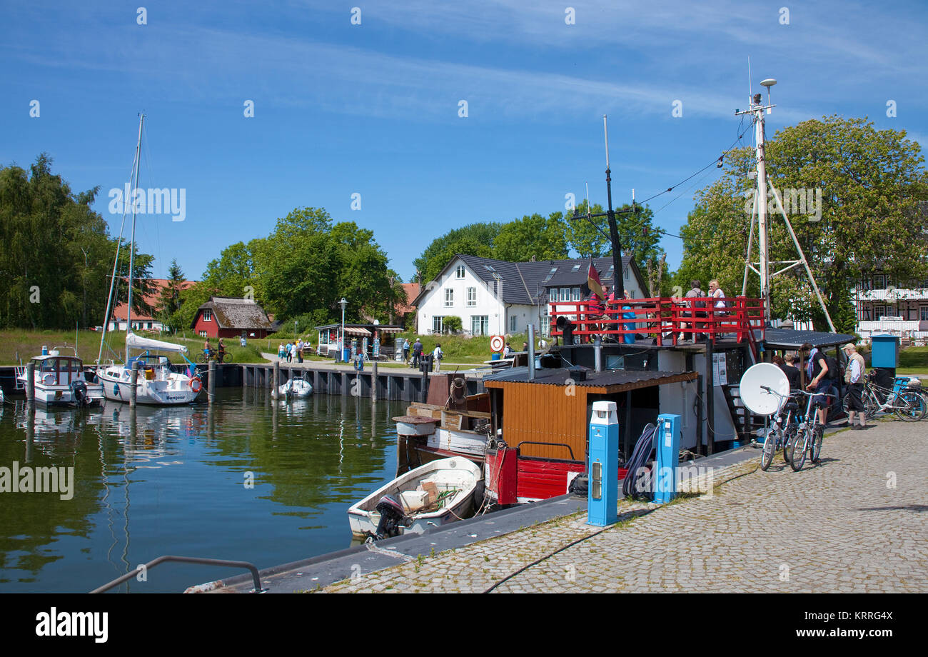 Barche a motore e barche a vela presso il porto di villaggio Kloster, isola di Hiddensee, Meclemburgo-Pomerania, Mar Baltico, Germania, Europa Foto Stock