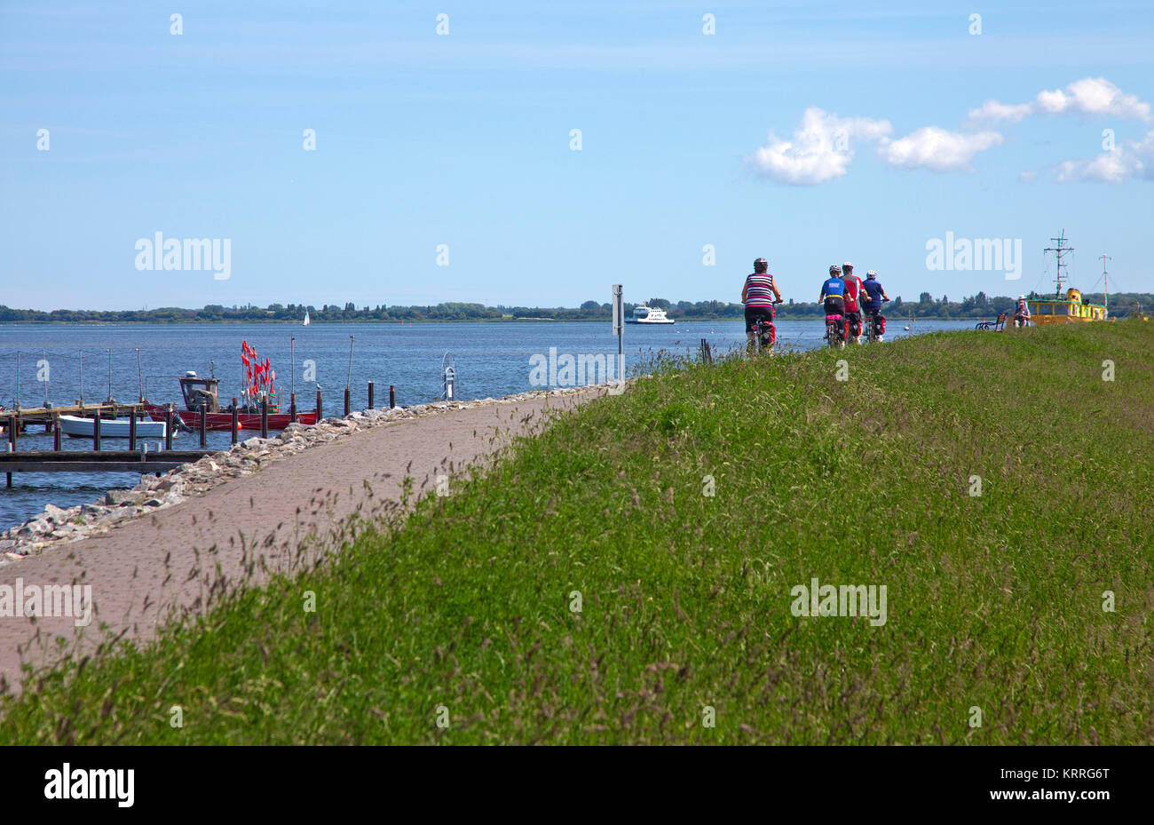 I ciclisti su un biker modo presso il porto del villaggio Vitte, isola di Hiddensee, Meclemburgo-Pomerania, Mar Baltico, Germania, Europa Foto Stock