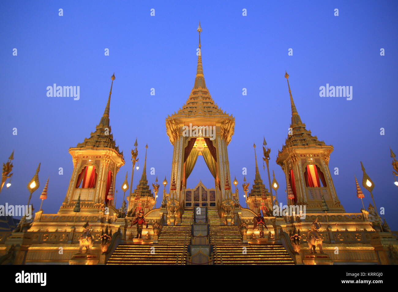 Thailandia, Bangkok, 18 dicembre 2017. La gente vedendo mostra Re Rama IX Royal crematorio sito. Antica Buddista tailandese e Brahma tradizione. Foto Stock