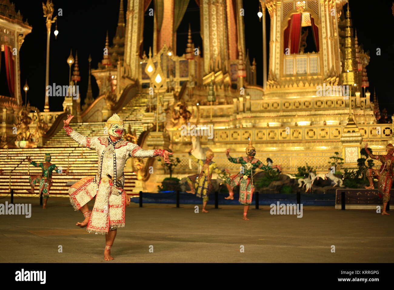 Le prestazioni di Khon alta arte spettacolo di danza nella parte anteriore del Re Rama IX crematorio pira sito. Thailandia, Bangkok, 18 Dicembre 2017 Foto Stock