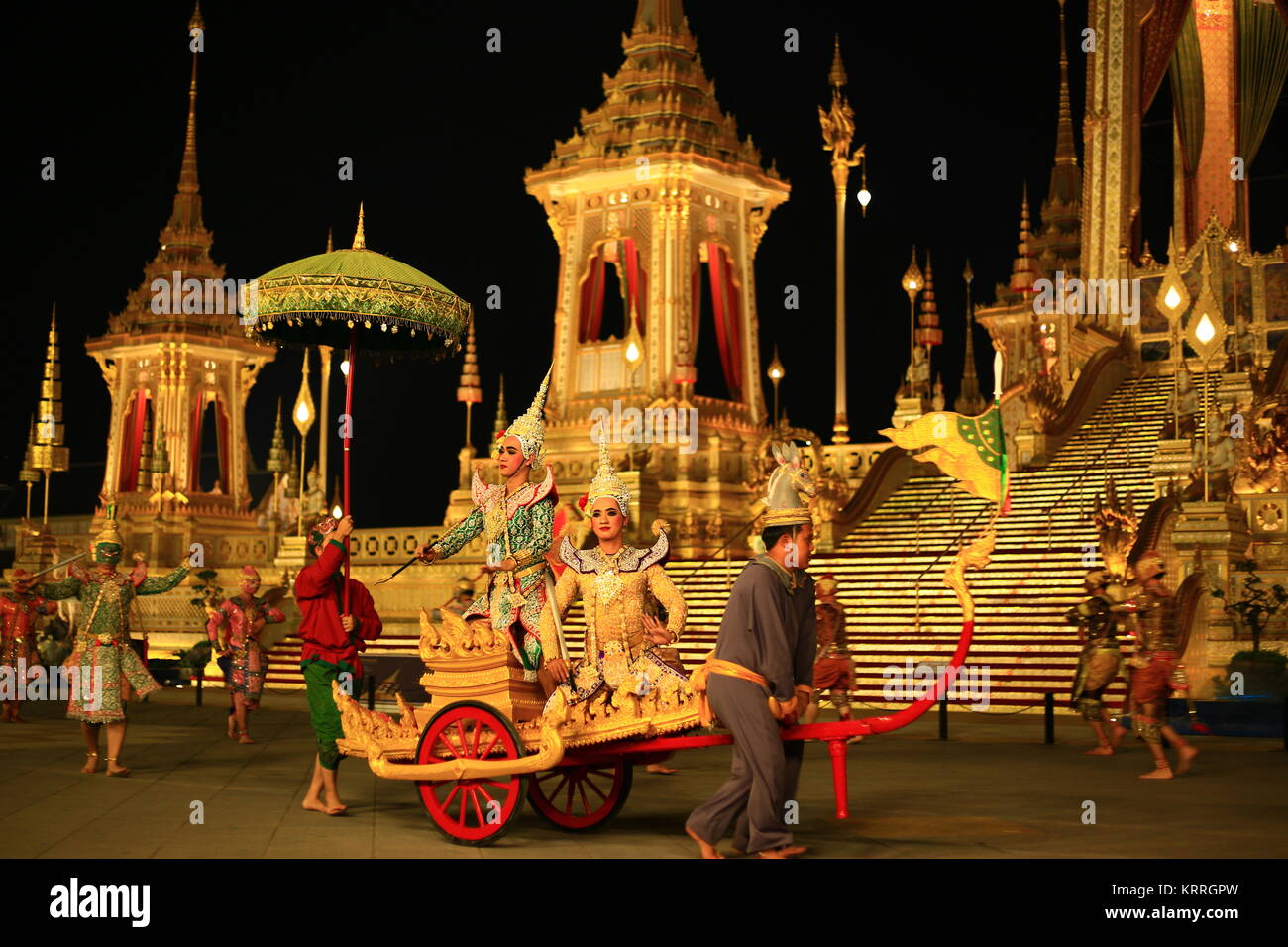 Le prestazioni di Khon alta arte spettacolo di danza nella parte anteriore del Re Rama IX crematorio pira sito. Thailandia, Bangkok, 18 dicembre 2017. Foto Stock