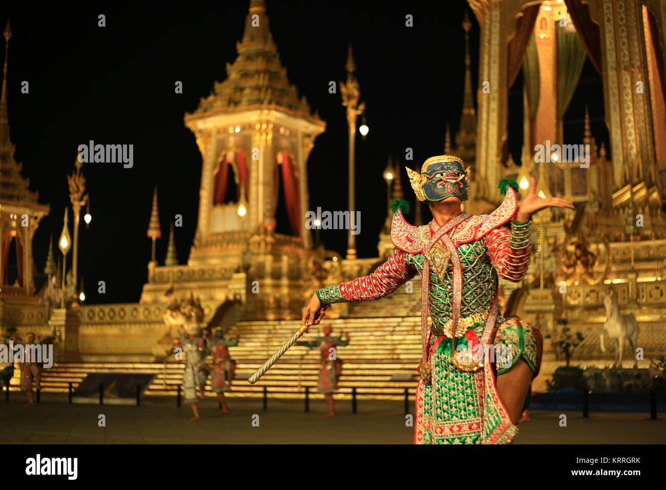 Le prestazioni di Khon alta arte spettacolo di danza nella parte anteriore del Re Rama IX crematorio pira sito. Thailandia, Bangkok, 18 Dicembre 2017 Foto Stock