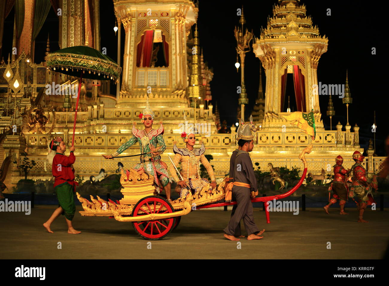 Le prestazioni di Khon alta arte spettacolo di danza nella parte anteriore del Re Rama IX crematorio pira sito. Thailandia, Bangkok, 18 dicembre 2017. Foto Stock