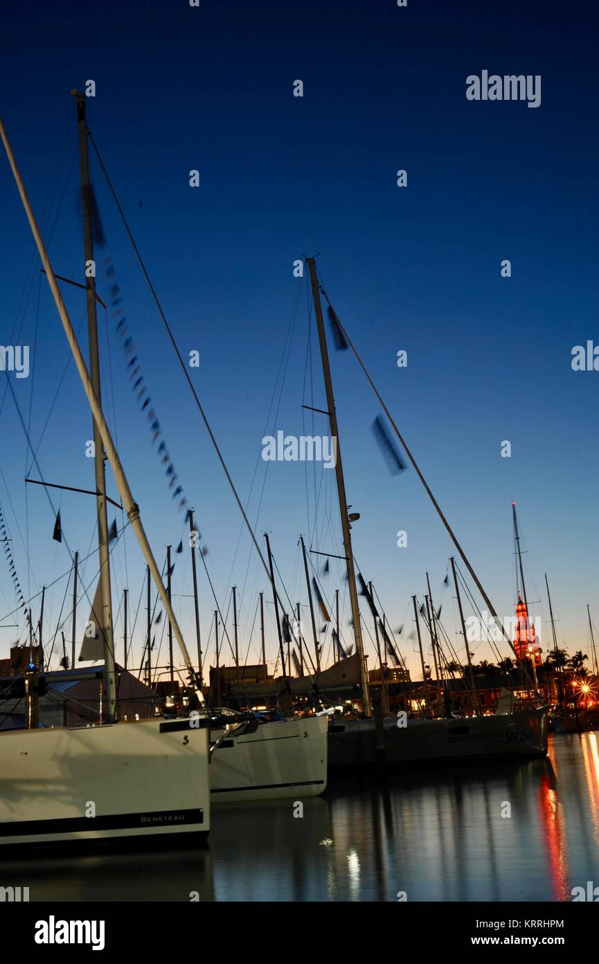 Barche a vela ormeggiata sotto il cielo blu, il tramonto al Bayside Marketplace e Marina, centro di Miami, Florida, Stati Uniti d'America. Foto Stock
