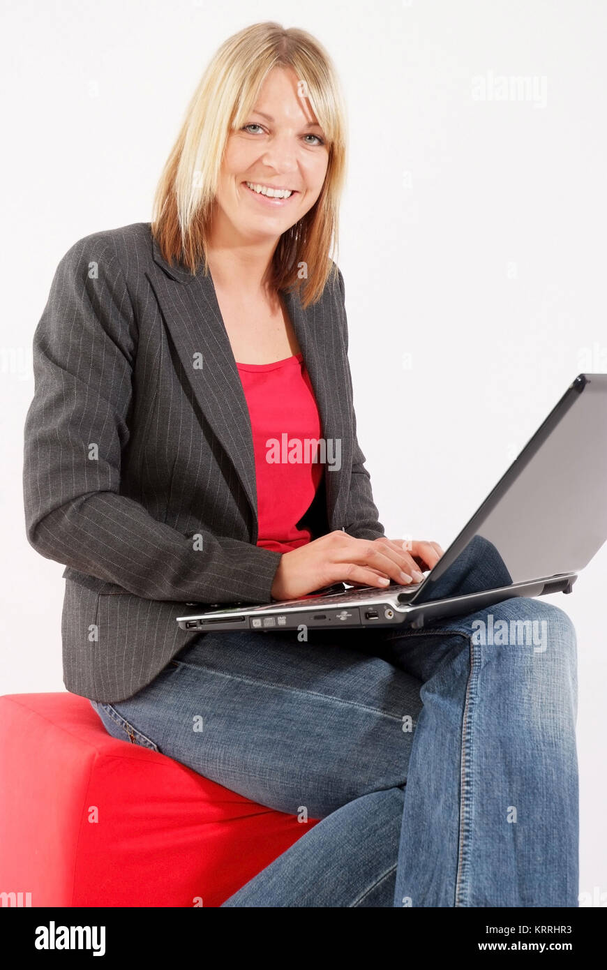 Junge Geschaeftsfrau mit Laptop - giovane donna di affari con computer portatile Foto Stock