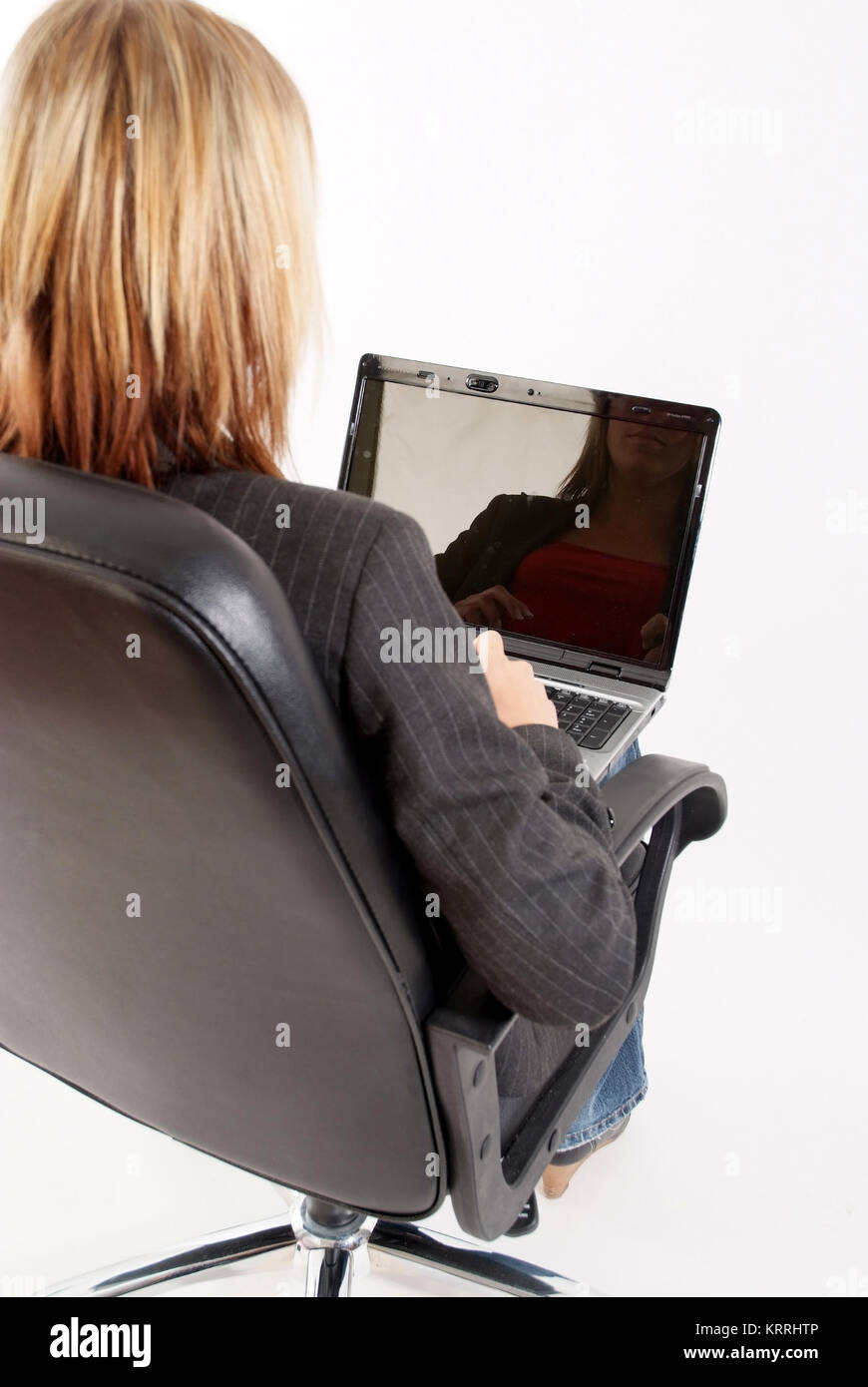 Frau sitzt mit Laptop Buerosessel am - donna utilizzando laptop Foto Stock