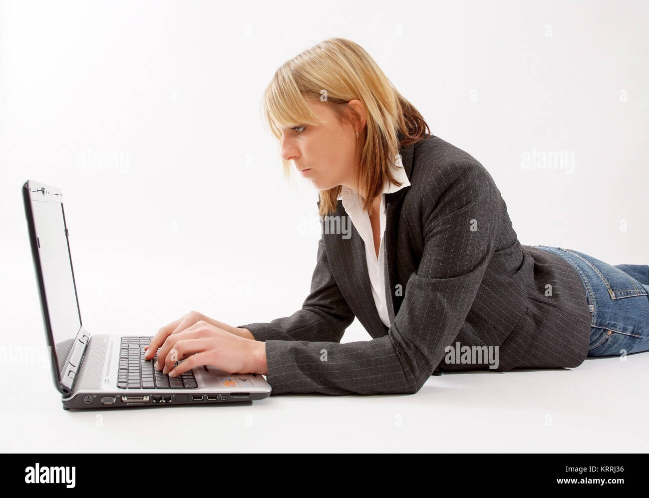 Junge Geschaeftsfrau arbeitet am Laptop - donna d'affari con computer portatile Foto Stock